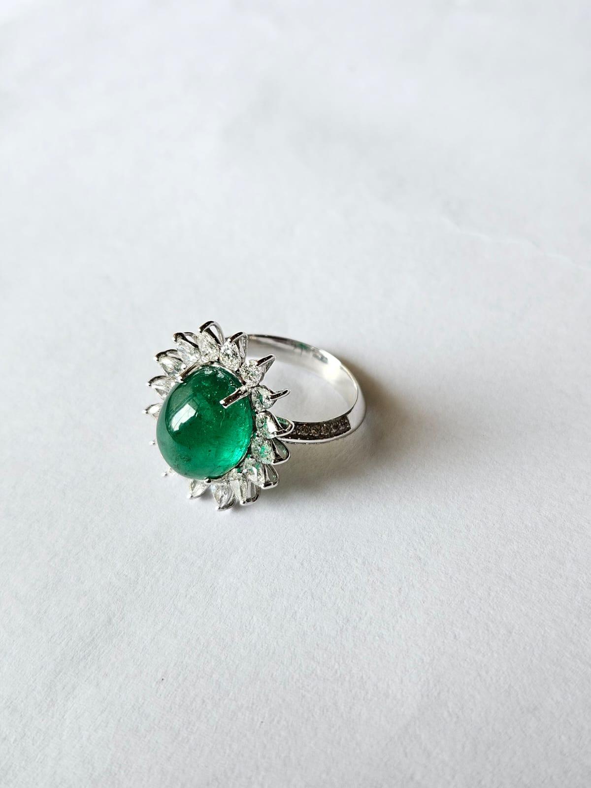 Cabochon Anello da cocktail in oro 18 carati, smeraldo dello Zambia cabochon e diamanti da 6,35 carati in vendita