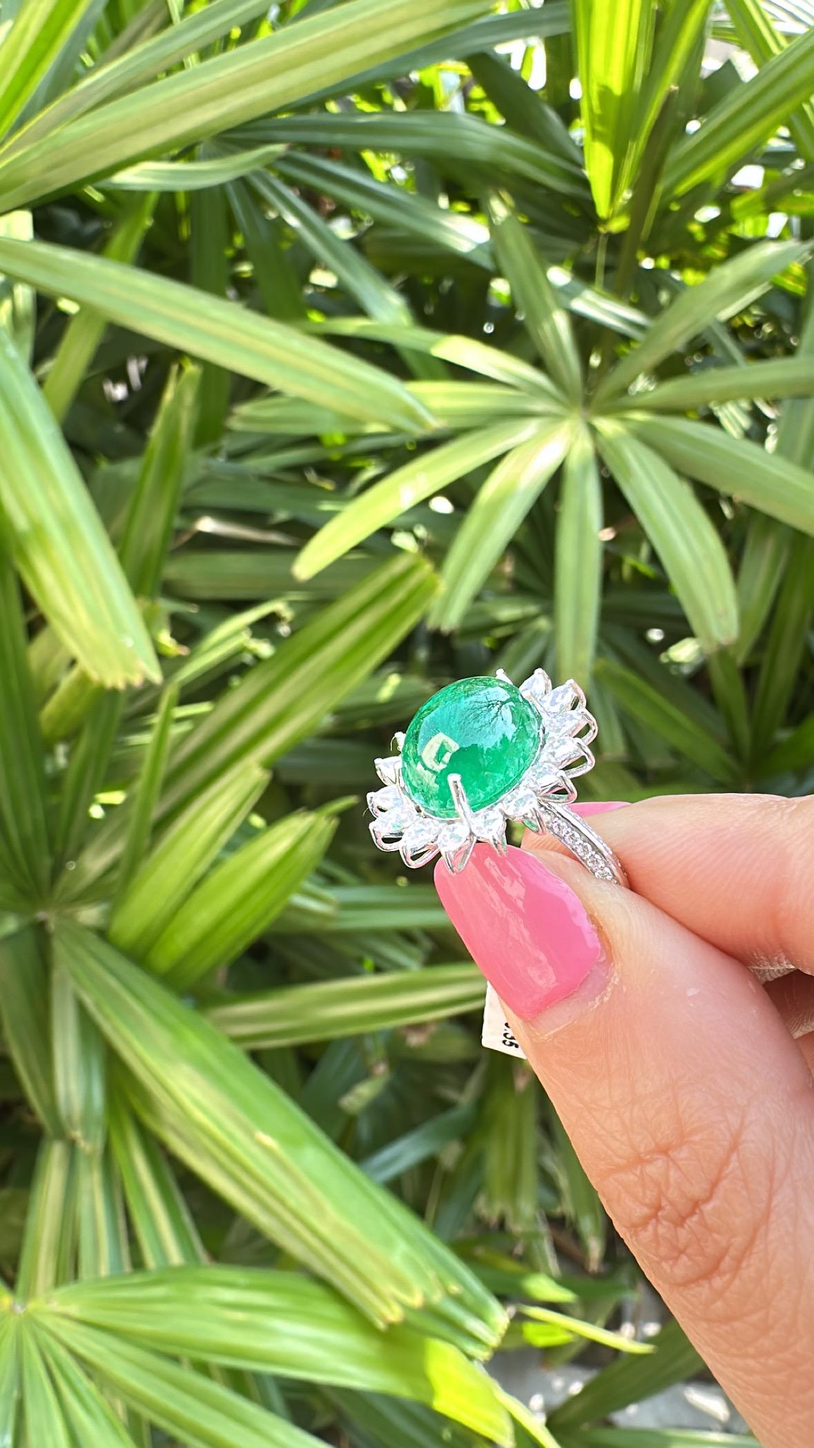 Anello da cocktail in oro 18 carati, smeraldo dello Zambia cabochon e diamanti da 6,35 carati in vendita 1