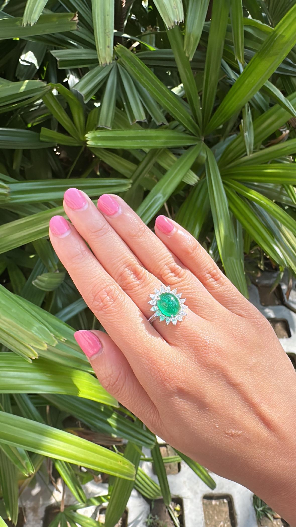 Anello da cocktail in oro 18 carati, smeraldo dello Zambia cabochon e diamanti da 6,35 carati in vendita 3