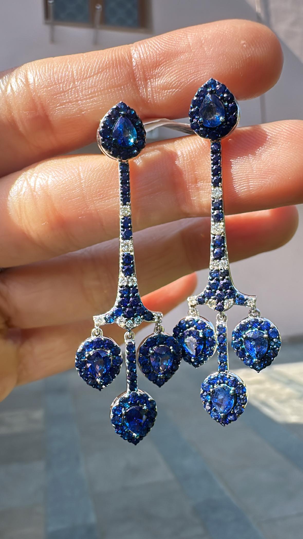 Boucles d'oreilles chandelier en or 18 carats, saphirs bleus de Ceylan 6,36 carats et diamants en vente 5