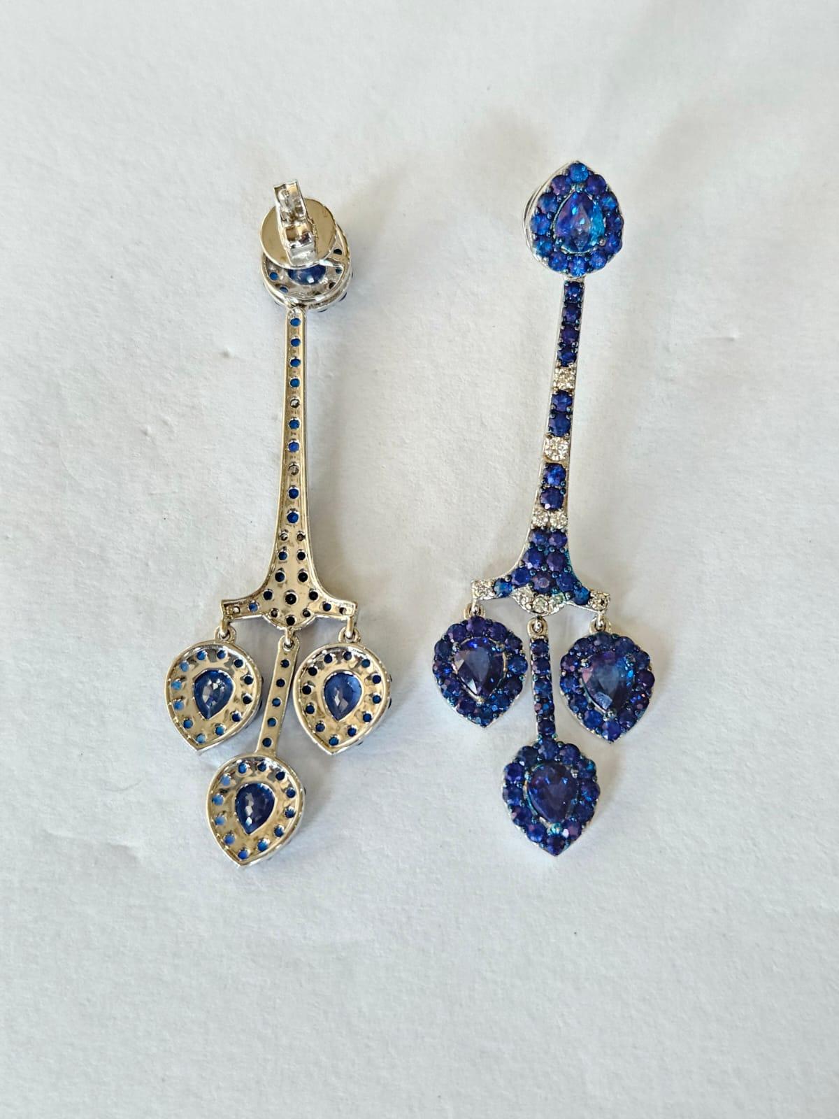 Très belles boucles d'oreilles chandelier en saphir bleu serties d'or blanc 18 carats et de diamants naturels. Le poids combiné des saphirs bleus est de 6,36 carats. Les saphirs bleus sont originaires de Ceylan (Sri Lanka). Le site  Le poids des