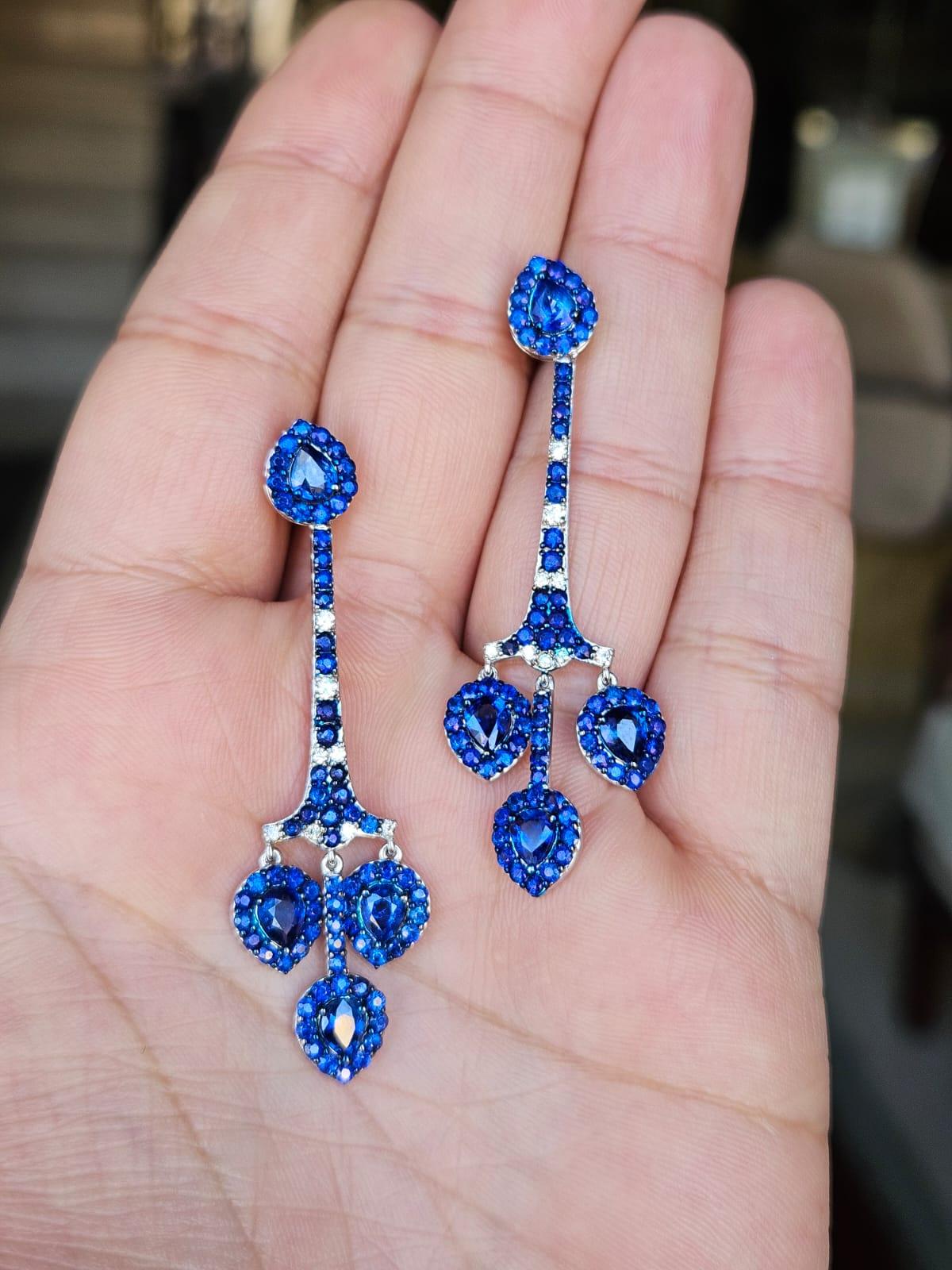 Moderne Boucles d'oreilles chandelier en or 18 carats, saphirs bleus de Ceylan 6,36 carats et diamants en vente