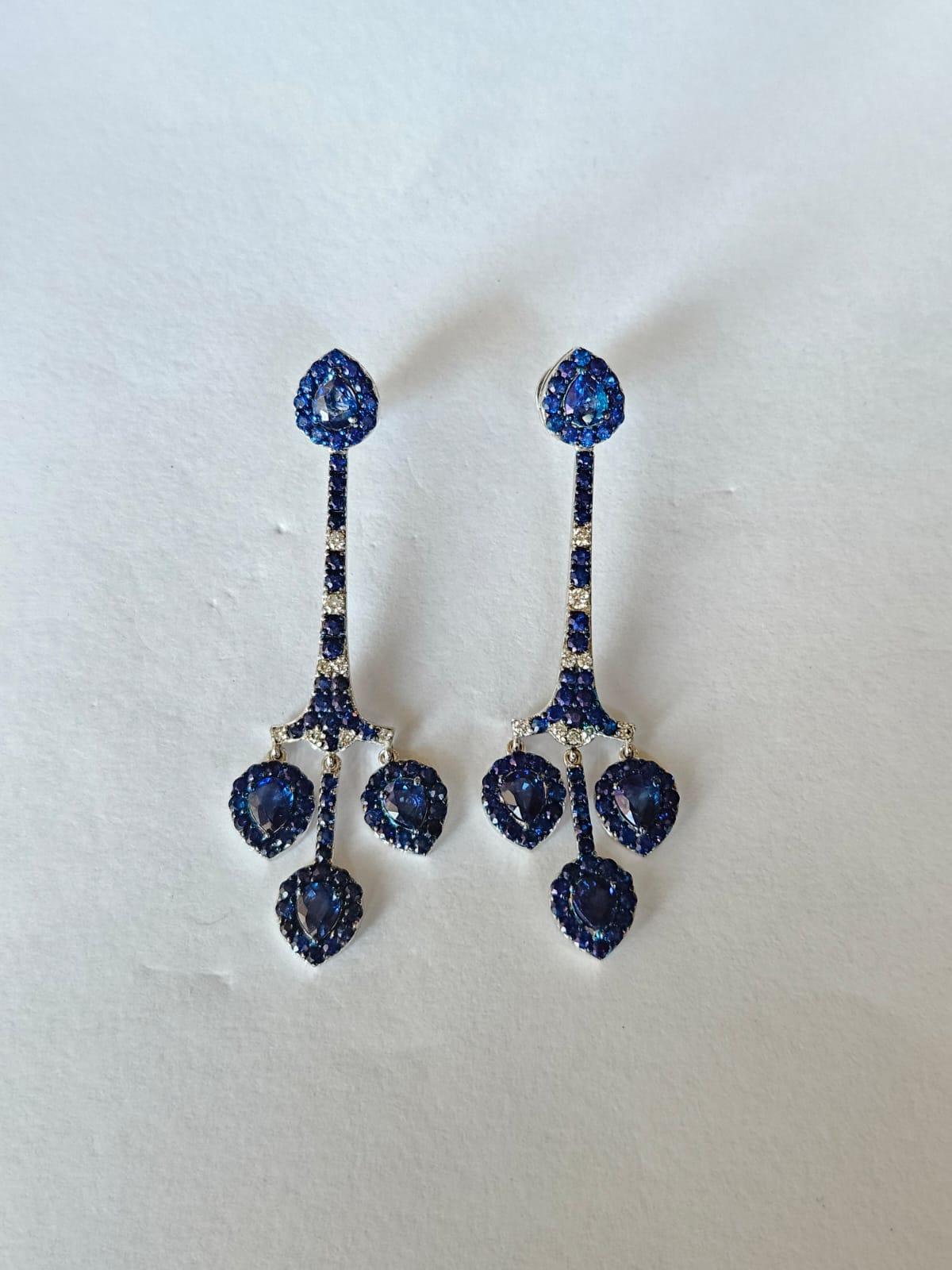 Taille ronde Boucles d'oreilles chandelier en or 18 carats, saphirs bleus de Ceylan 6,36 carats et diamants en vente