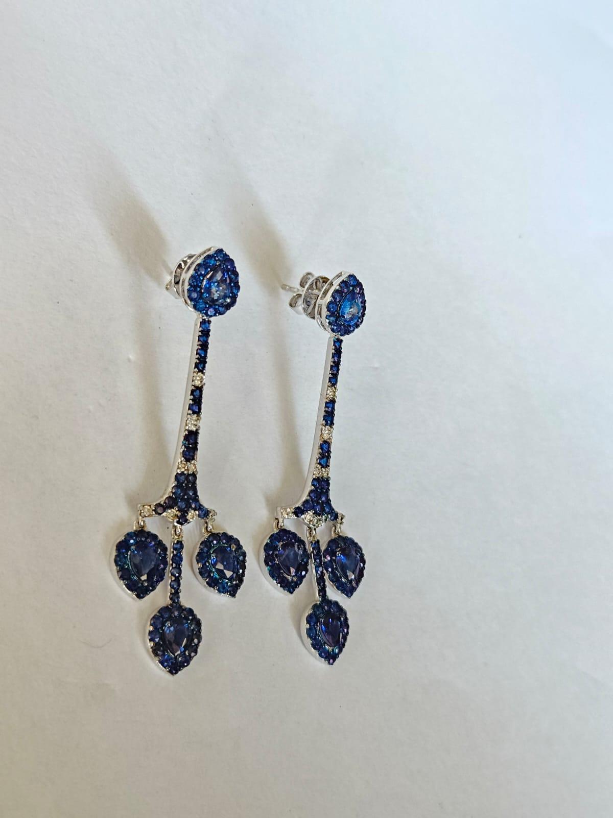 Boucles d'oreilles chandelier en or 18 carats, saphirs bleus de Ceylan 6,36 carats et diamants Neuf - En vente à Hong Kong, HK