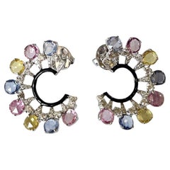 Set in 18K Gold, 6.39 cts, Multi Sapphires, Black Enamel
Diamond Hoop Earring Set in 18K Gold, 6.39 cts, Multi Sapphires, Black Enamel
Diamond Hoop Earring