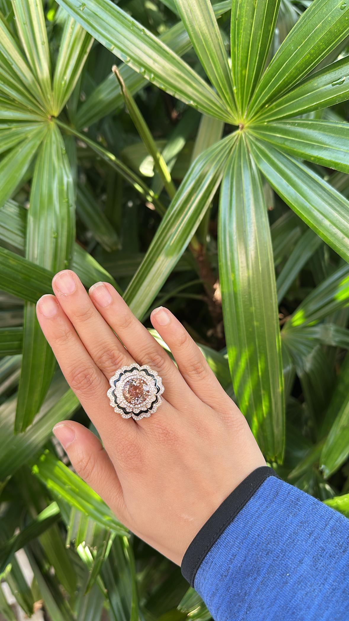 Bague de cocktail en or 18 carats, Morganite 6,68 carats, émail noir et diamants en vente 5