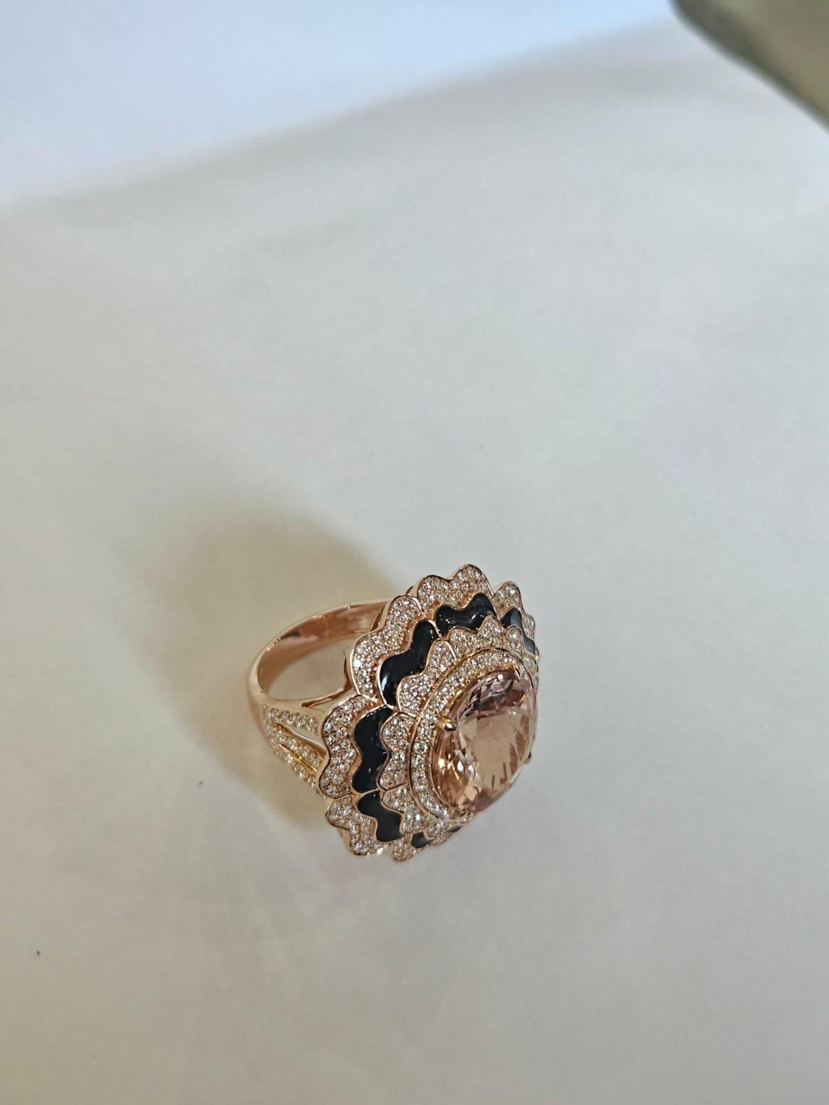 Très belle bague cocktail de style classique en or rose 18 carats et diamants naturels, ornée de Morganite et d'émail noir. Le poids de la Morganite est de 6.68 carats. Le poids des diamants est de 2,12 carats. Le poids net de l'or 18 carats est de