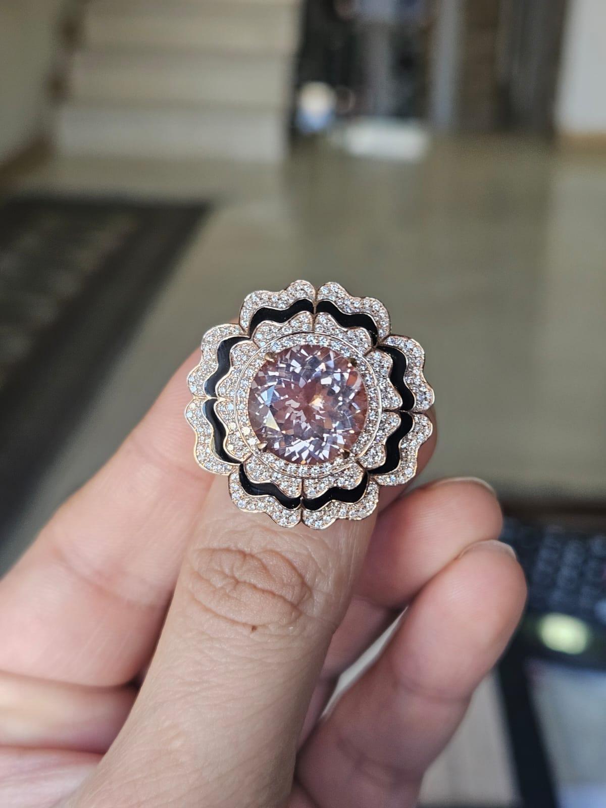 Taille ronde Bague de cocktail en or 18 carats, Morganite 6,68 carats, émail noir et diamants en vente