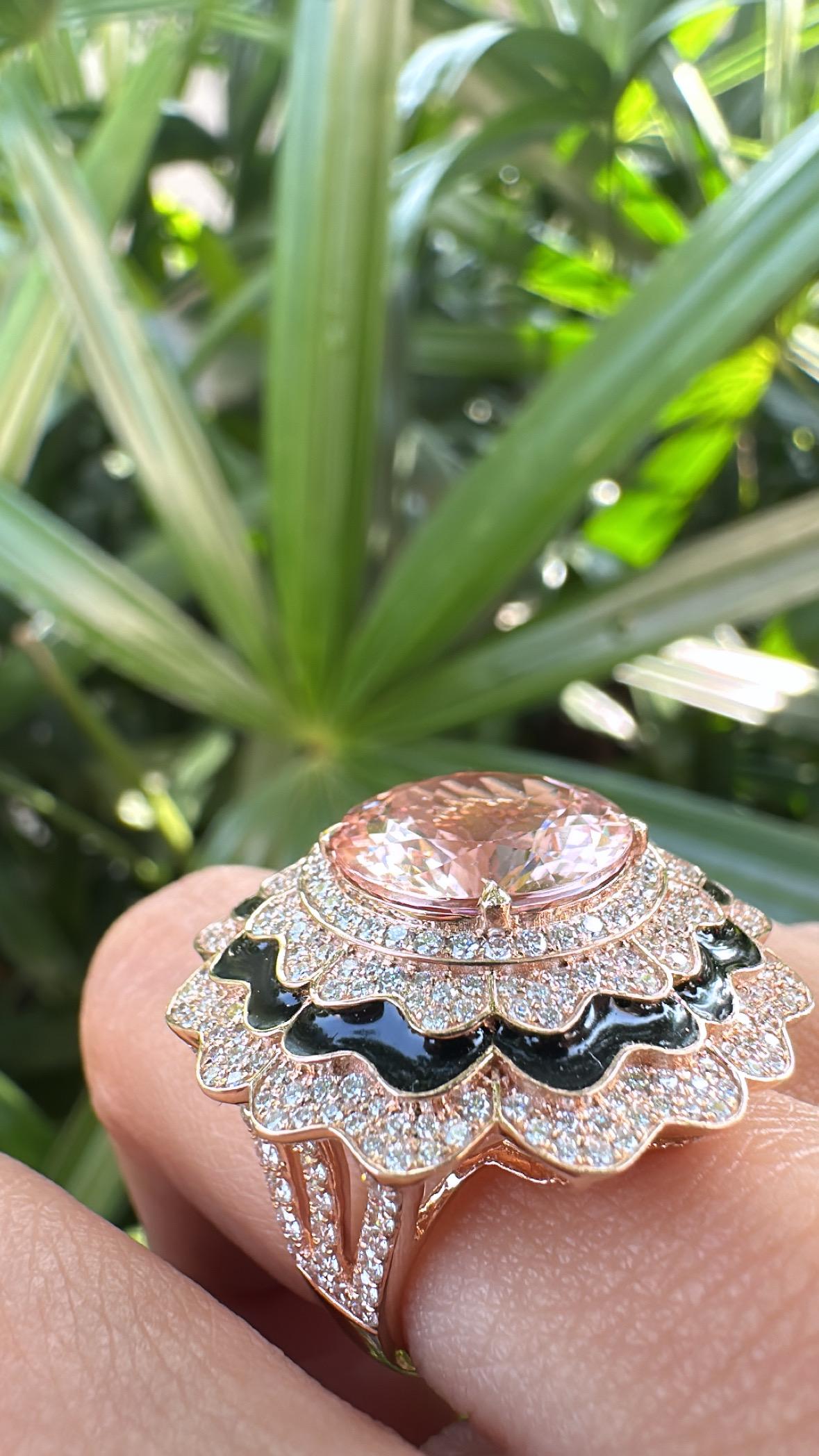 Bague de cocktail en or 18 carats, Morganite 6,68 carats, émail noir et diamants en vente 3