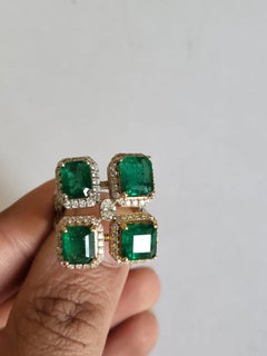 Set in 18K Gold, 6.70 carats, natural Zambian Emerald & Diamonds Cluster Ring