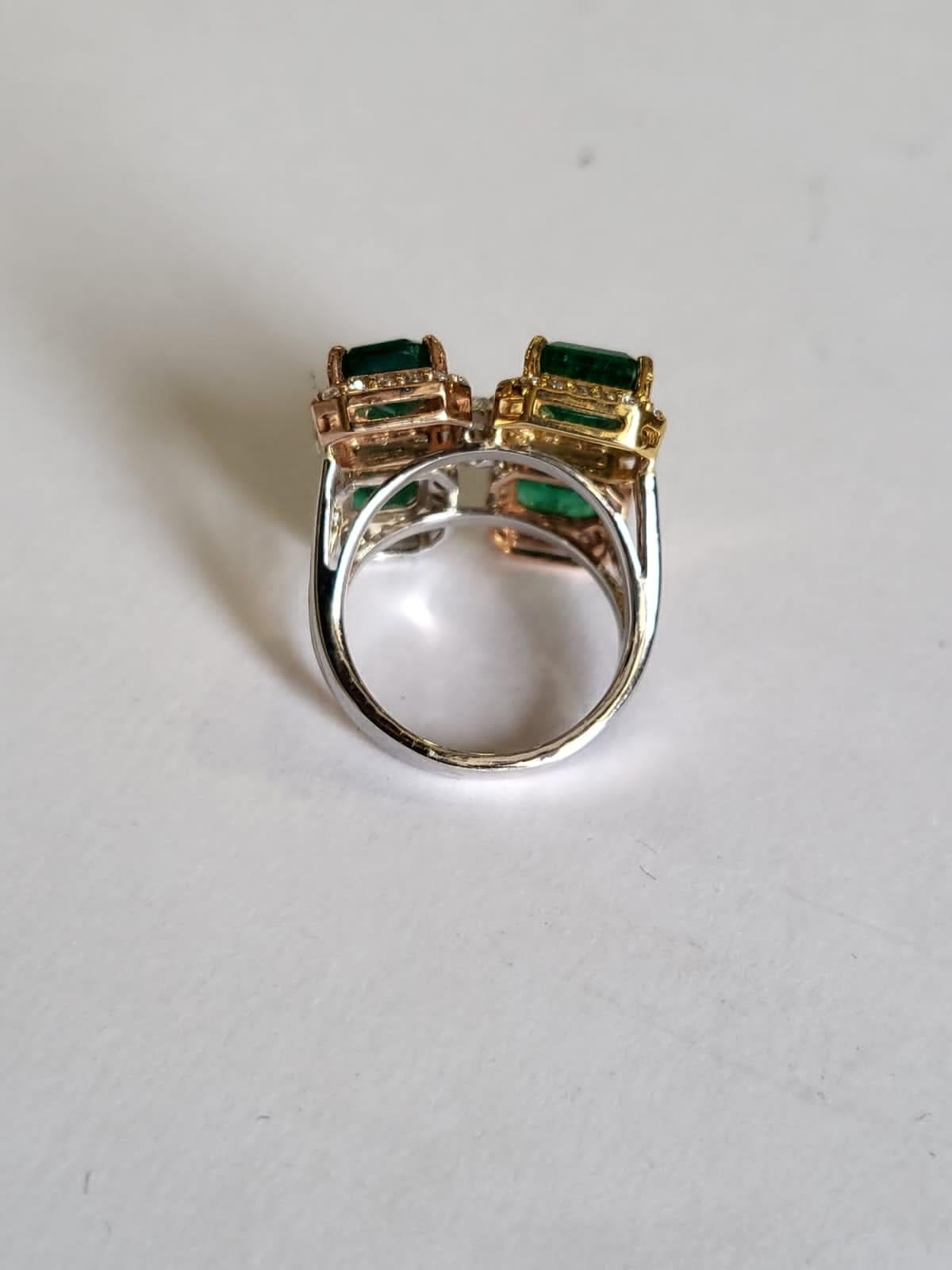 Modern Set in 18K Gold, 6.70 carats, natural Zambian Emerald & Diamonds Cluster Ring For Sale