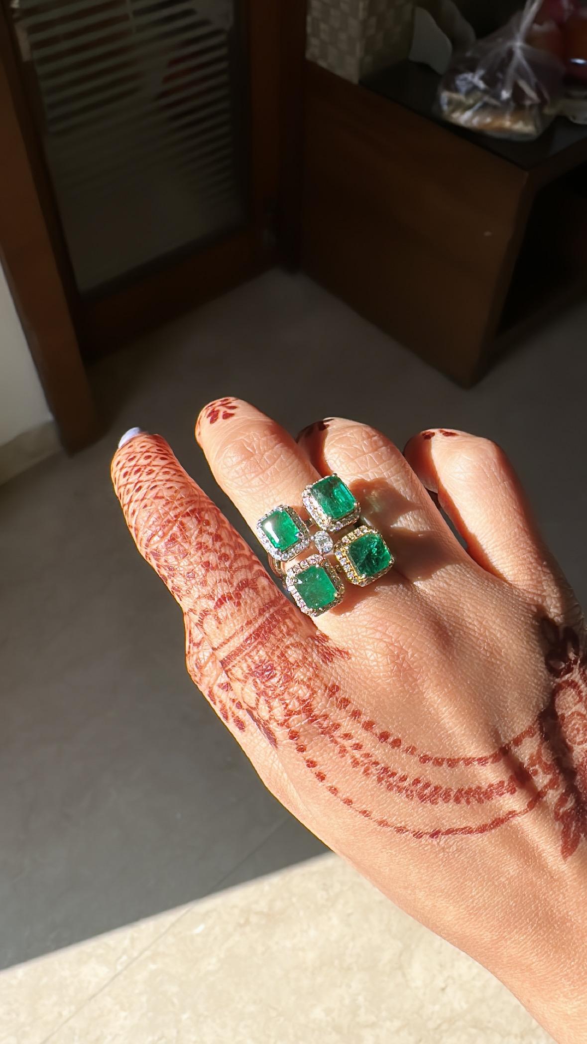 Set in 18 Karat Gold, 6,70 Karat, natürlichem sambischem Smaragd und Diamanten Cluster-Ring im Angebot 1