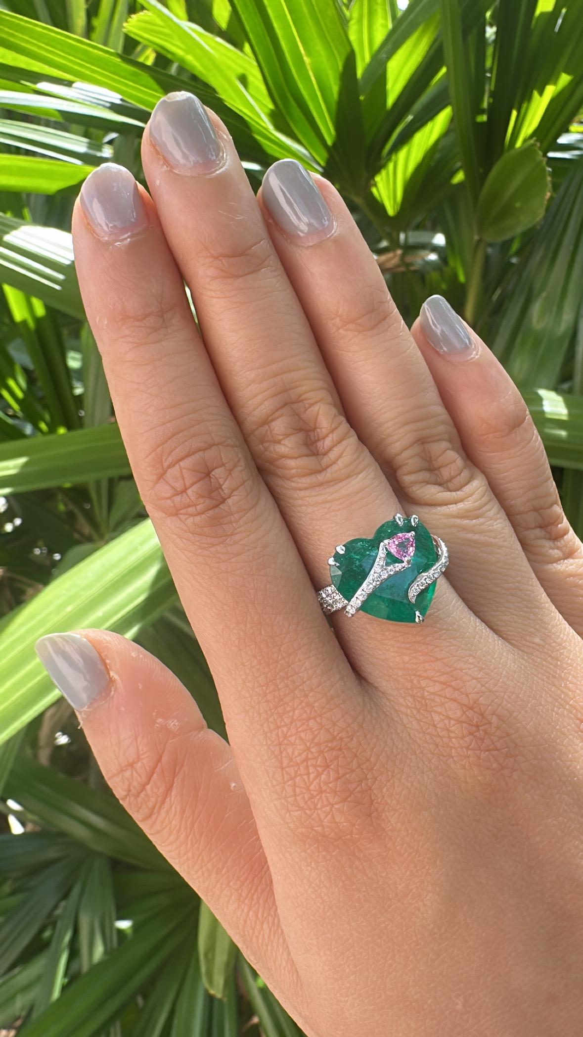 Set in 18K Gold, 6.74 carats Emerald, Pink Sapphire & Diamonds Enagagement Ring in vendita 4