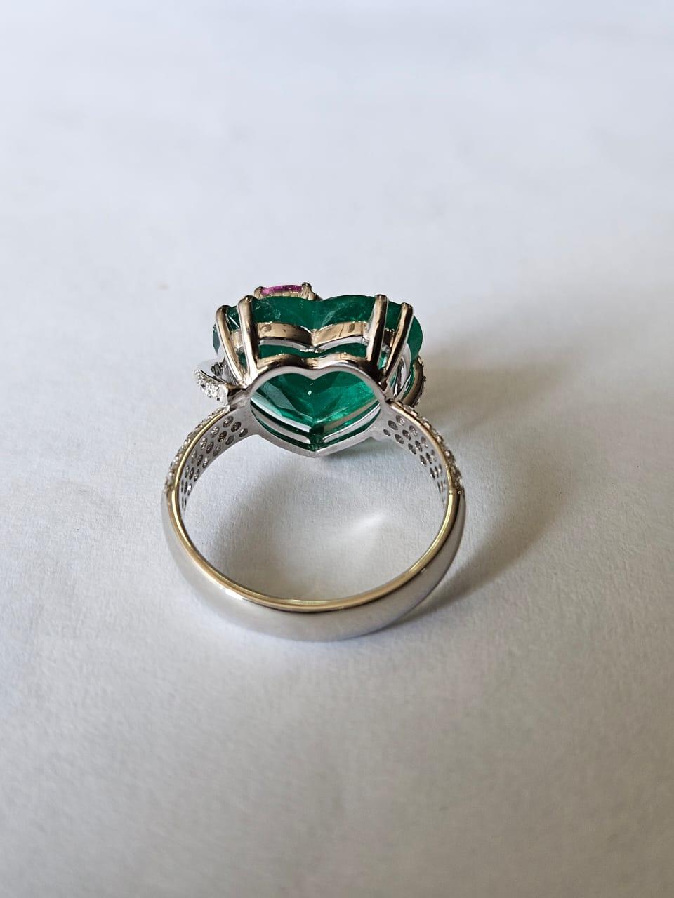 Moderno Set in 18K Gold, 6.74 carats Emerald, Pink Sapphire & Diamonds Enagagement Ring in vendita
