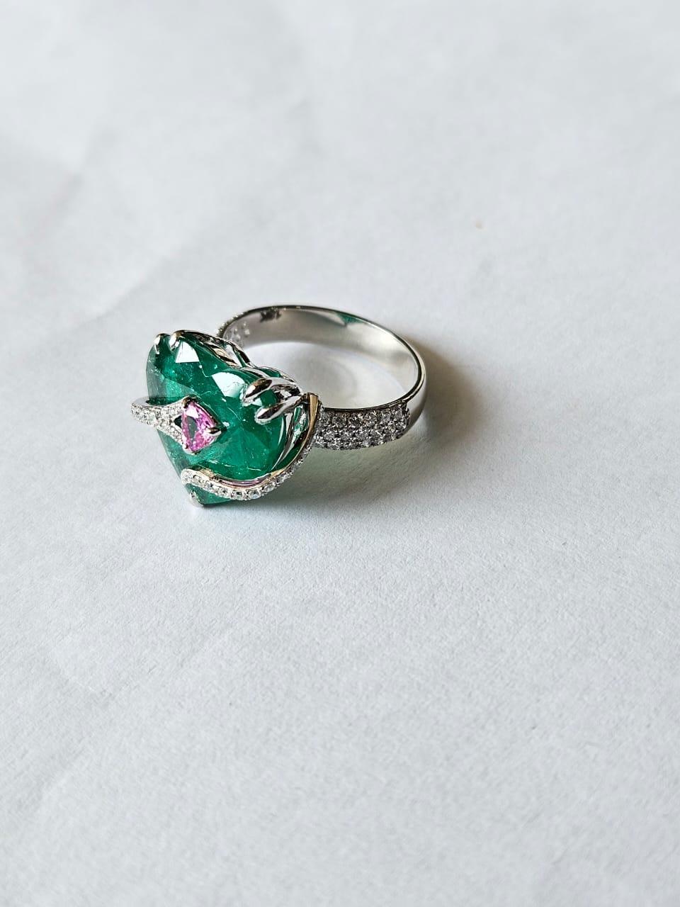 Cuore Set in 18K Gold, 6.74 carats Emerald, Pink Sapphire & Diamonds Enagagement Ring in vendita