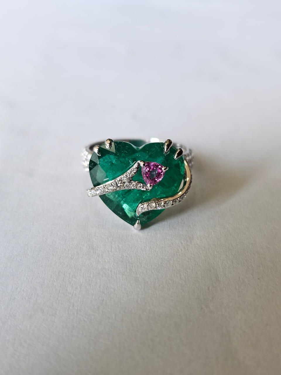 Set in 18K Gold, 6.74 carats Emerald, Pink Sapphire & Diamonds Enagagement Ring In condizioni Nuovo in vendita a Hong Kong, HK