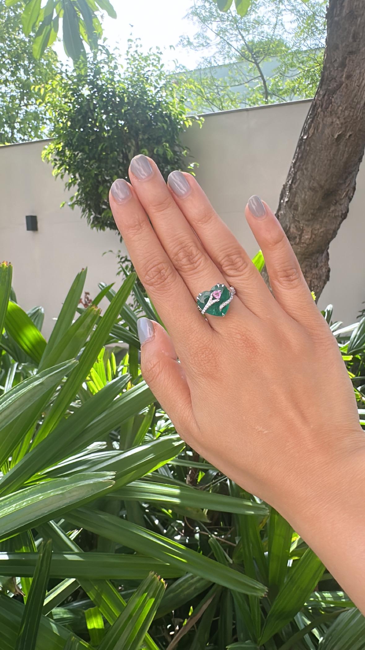 da uomo o donna Set in 18K Gold, 6.74 carats Emerald, Pink Sapphire & Diamonds Enagagement Ring in vendita