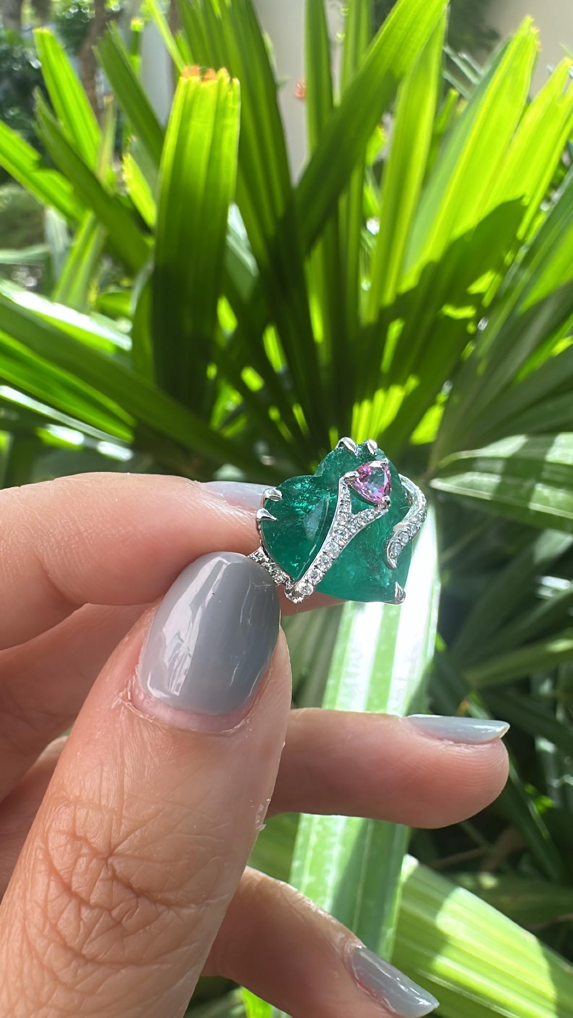 Set in 18K Gold, 6.74 carats Emerald, Pink Sapphire & Diamonds Enagagement Ring in vendita 1