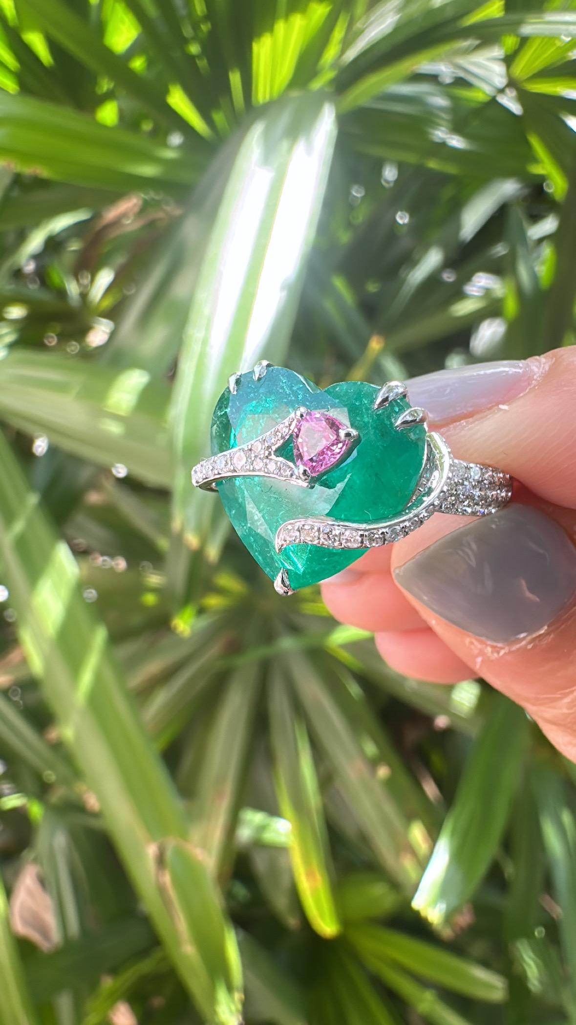 Set in 18K Gold, 6.74 carats Emerald, Pink Sapphire & Diamonds Enagagement Ring in vendita 2