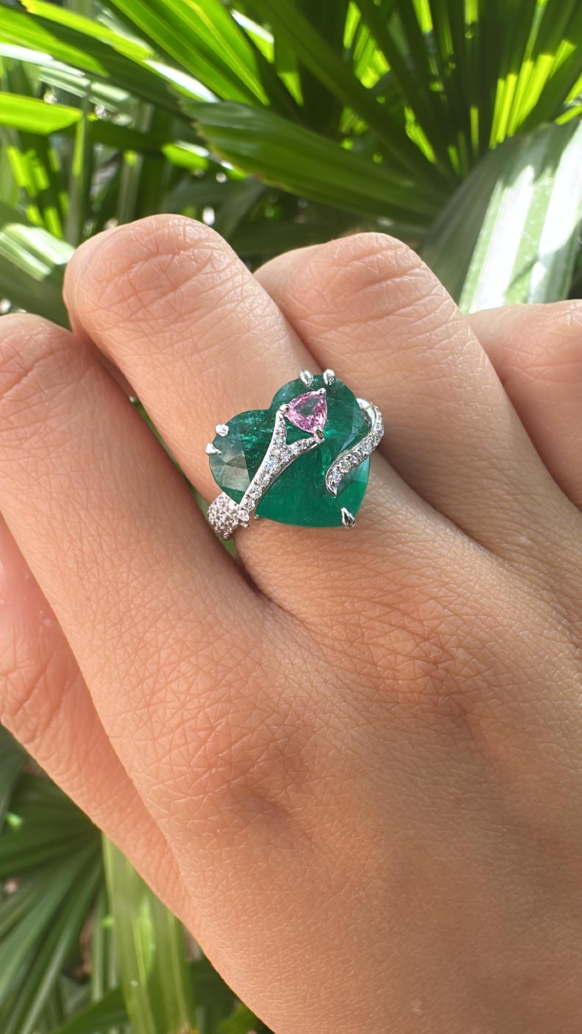 Set in 18K Gold, 6.74 carats Emerald, Pink Sapphire & Diamonds Enagagement Ring in vendita 3