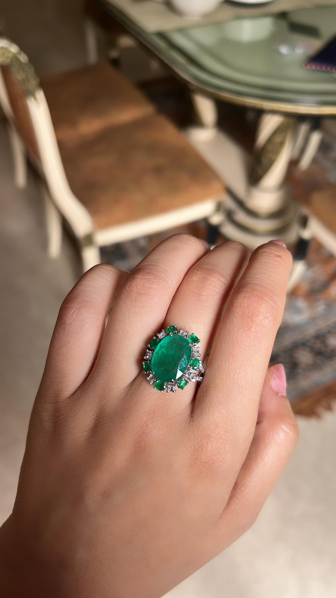 Set in 18K Gold, 6.74 Carats, Natural Zambian Emerald & Diamonds Engagement Ring In New Condition For Sale In Hong Kong, HK