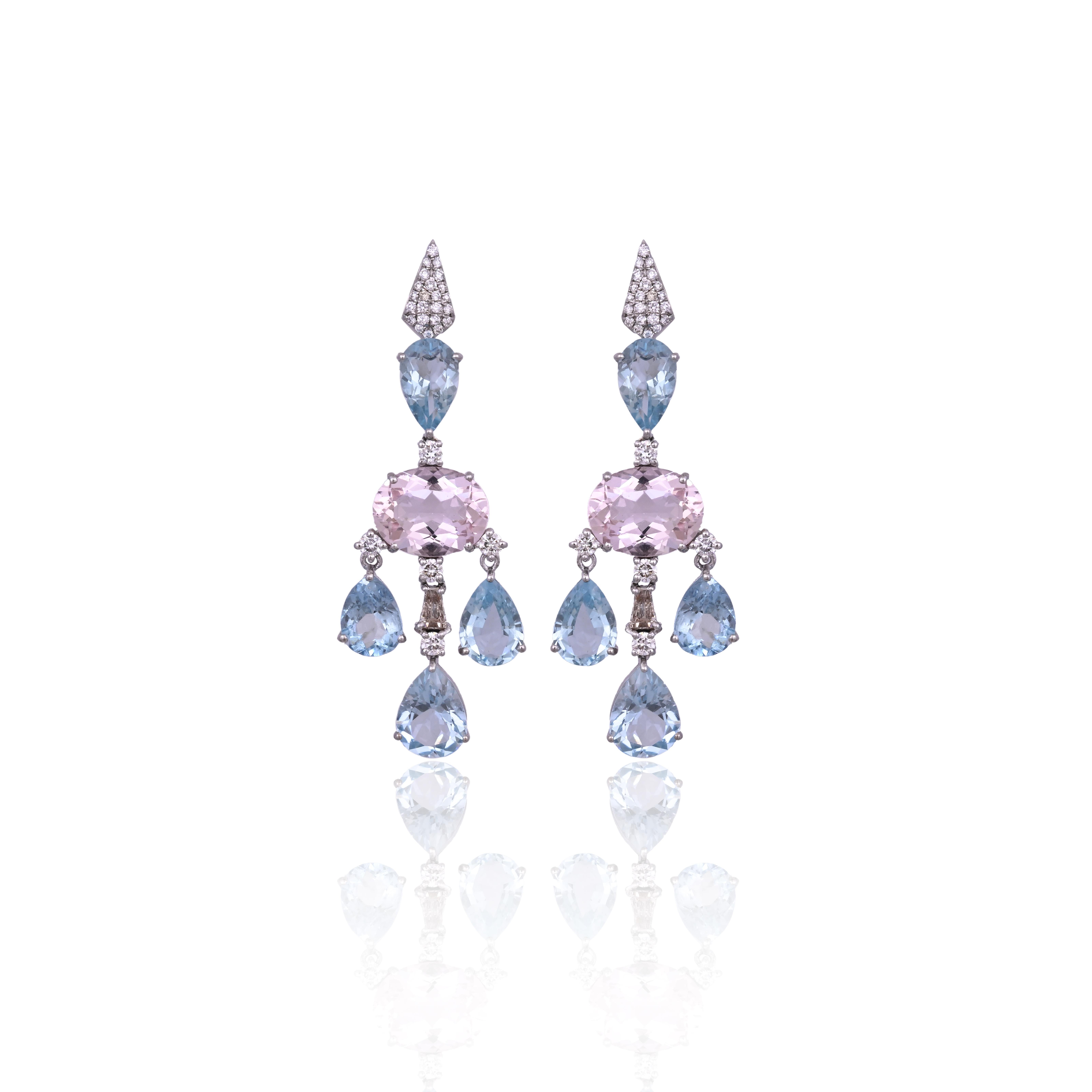 Bellissimi orecchini pendenti in stile moderno con Morganite e Acquamarina, incastonati in oro 18 carati e diamanti naturali. Il peso delle acquemarine è di 6,77 carati. Il peso delle Morganiti è di 4.10 carati. Il peso complessivo dei diamanti è di