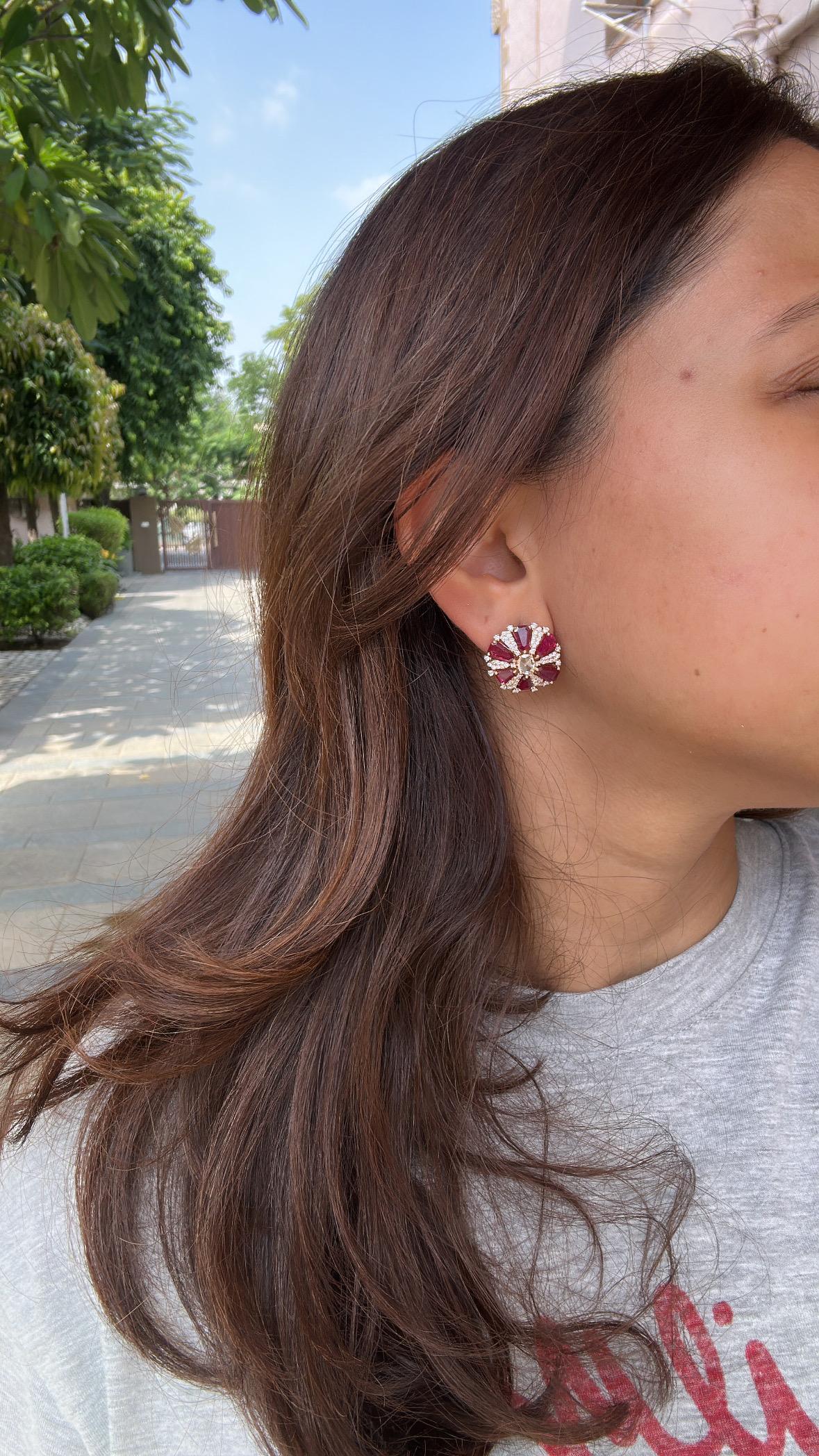Boucle d'oreille en or 18 carats, 6,82 carats, rubis du Mozambique et diamants taillés en rose en vente 4