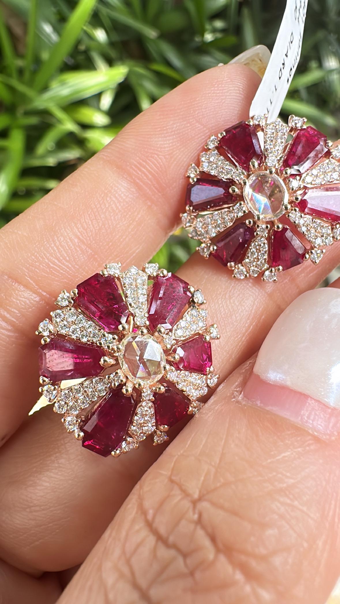 Boucle d'oreille en or 18 carats, 6,82 carats, rubis du Mozambique et diamants taillés en rose en vente 7