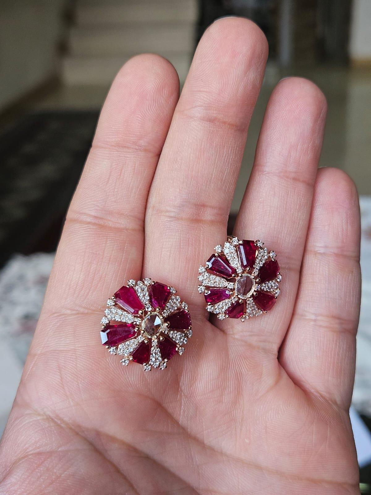 Magnifique boucles d'oreilles rubis en or rose 18 carats et diamants naturels de style moderne. Le poids des rubis est de 6,82 carats. Les rubis sont entièrement naturels, sans aucun traitement, et sont d'origine mozambicaine. Le poids total des