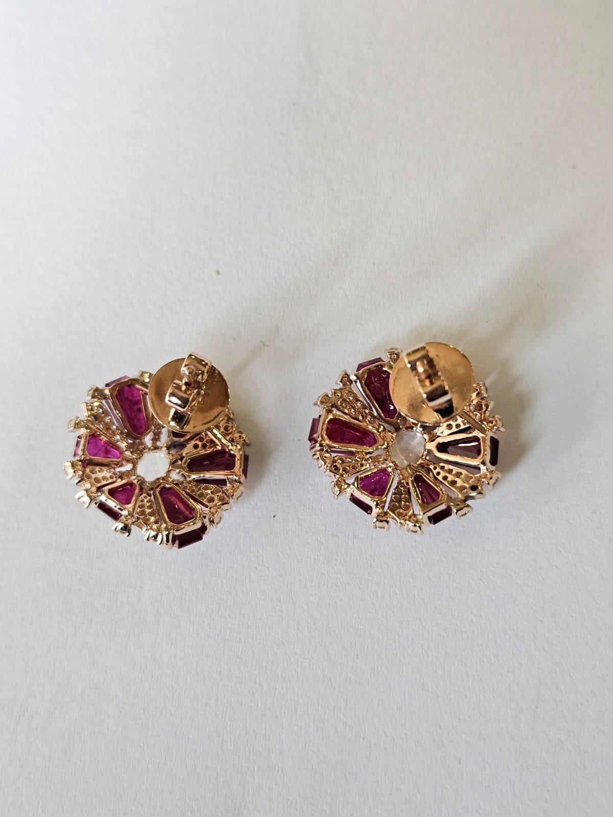 Taille rose Boucle d'oreille en or 18 carats, 6,82 carats, rubis du Mozambique et diamants taillés en rose en vente