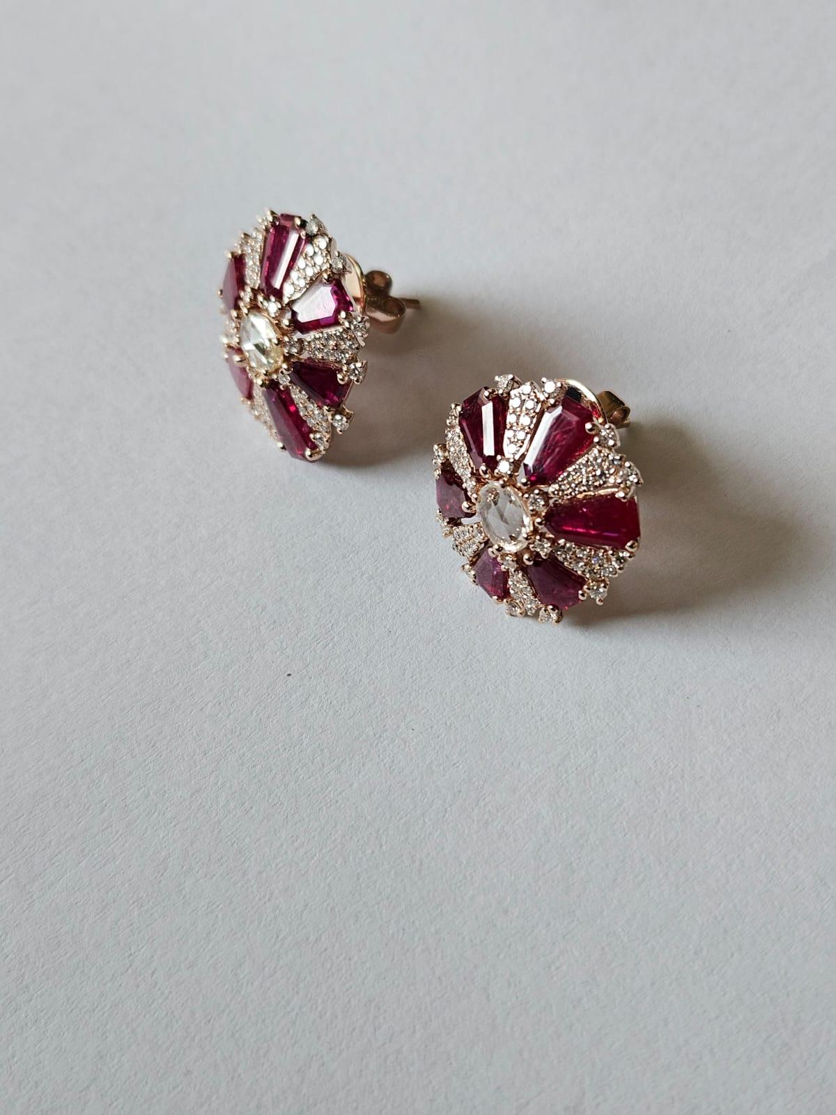 Boucle d'oreille en or 18 carats, 6,82 carats, rubis du Mozambique et diamants taillés en rose Neuf - En vente à Hong Kong, HK