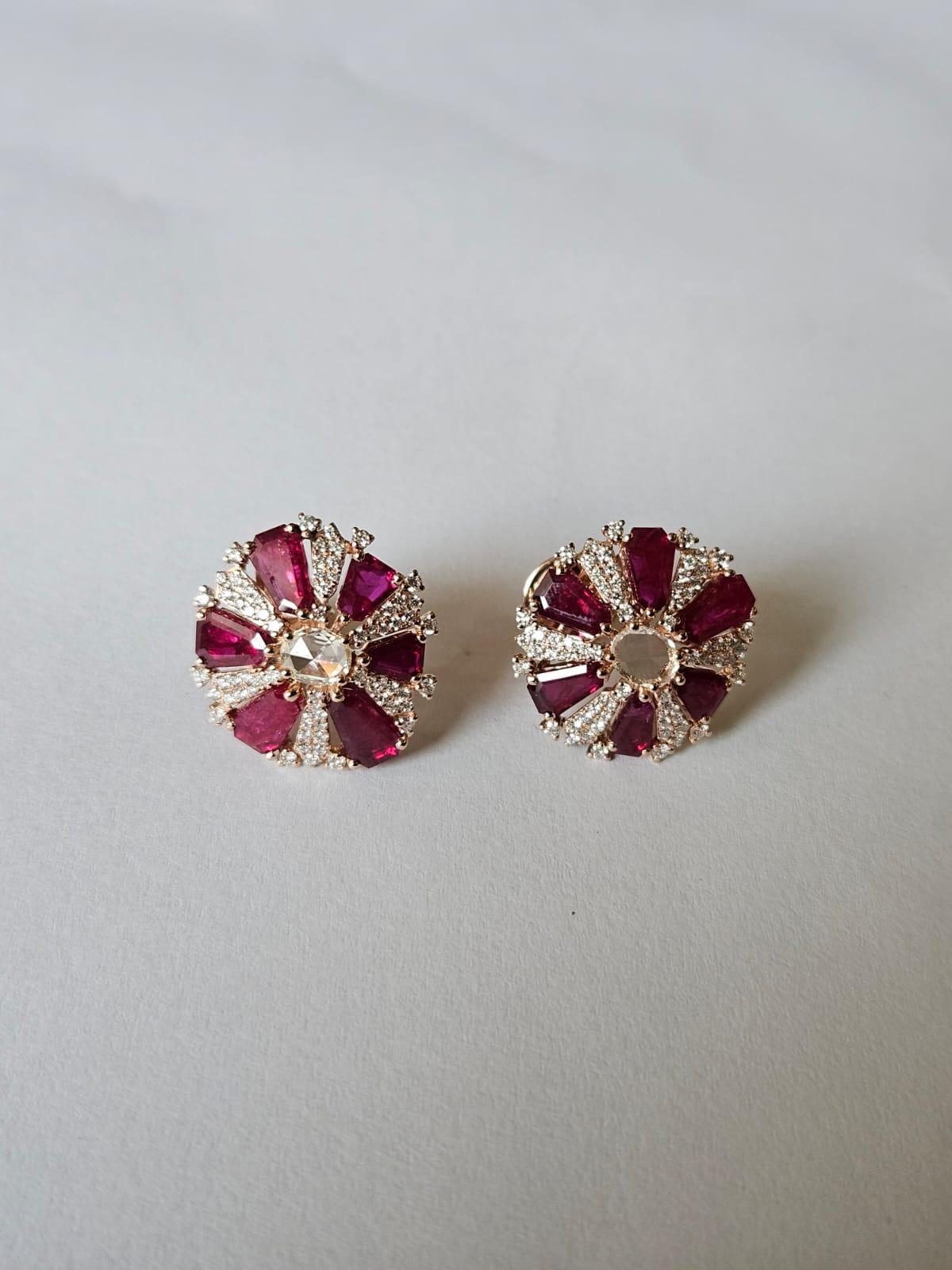 Boucle d'oreille en or 18 carats, 6,82 carats, rubis du Mozambique et diamants taillés en rose Unisexe en vente