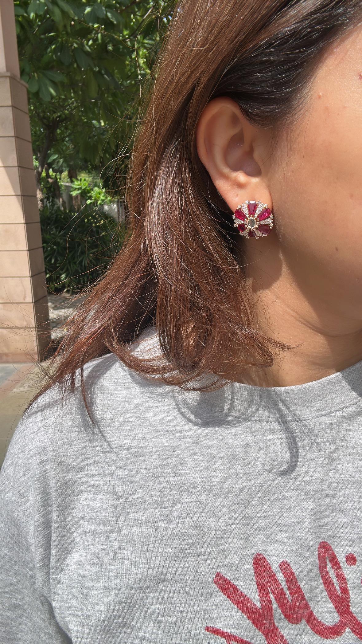 Boucle d'oreille en or 18 carats, 6,82 carats, rubis du Mozambique et diamants taillés en rose en vente 1