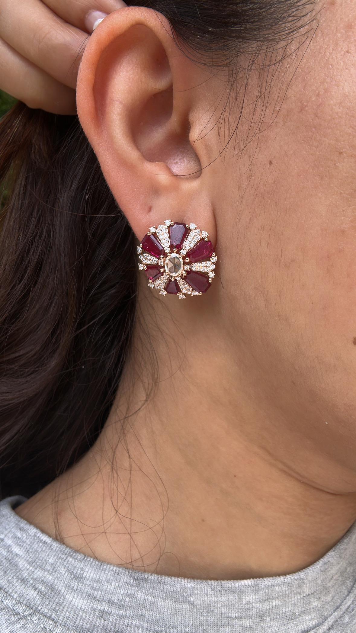 Boucle d'oreille en or 18 carats, 6,82 carats, rubis du Mozambique et diamants taillés en rose en vente 2