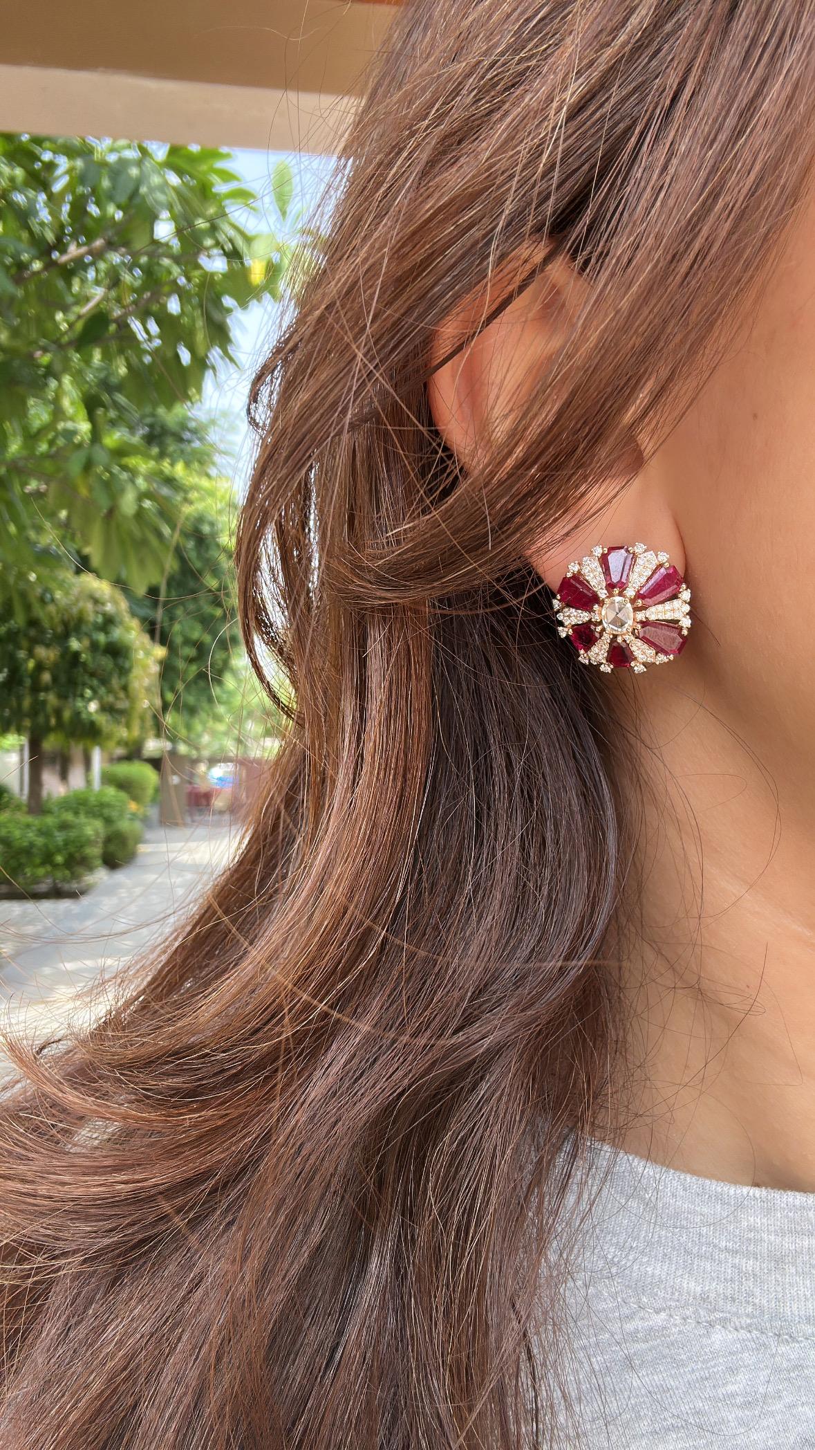 Boucle d'oreille en or 18 carats, 6,82 carats, rubis du Mozambique et diamants taillés en rose en vente 3