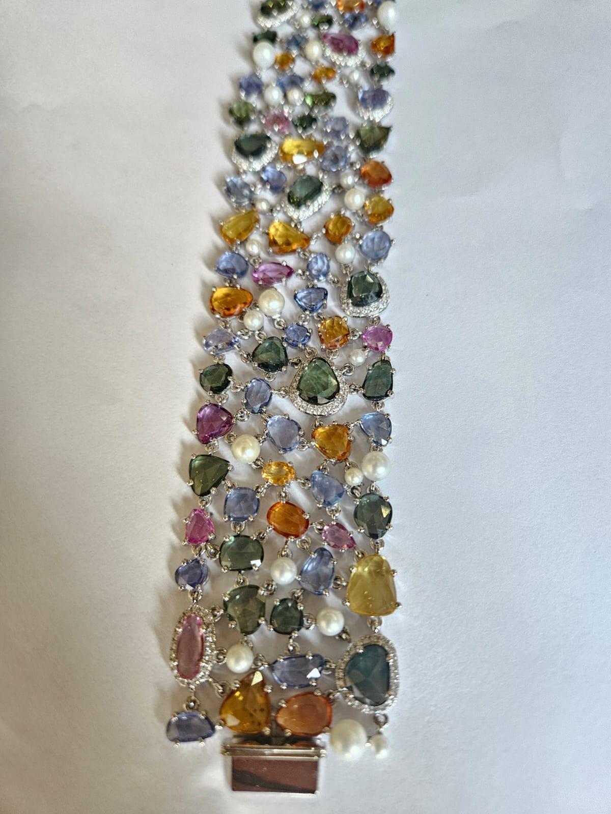 Moderne Bracelet à maillons en or 18 carats serti de plusieurs saphirs, perles et diamants de 68,39 carats en vente