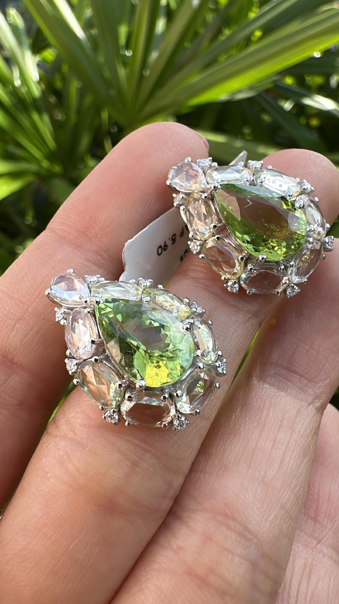 Bellissimi orecchini con tormalina in stile moderno, incastonati in oro bianco 18 carati e diamanti naturali. Il peso della tormalina è di 7,01 carati. Il peso degli zaffiri bianchi è di 5,90 carati. Il peso dei diamanti è di 0,22 carati. Il peso