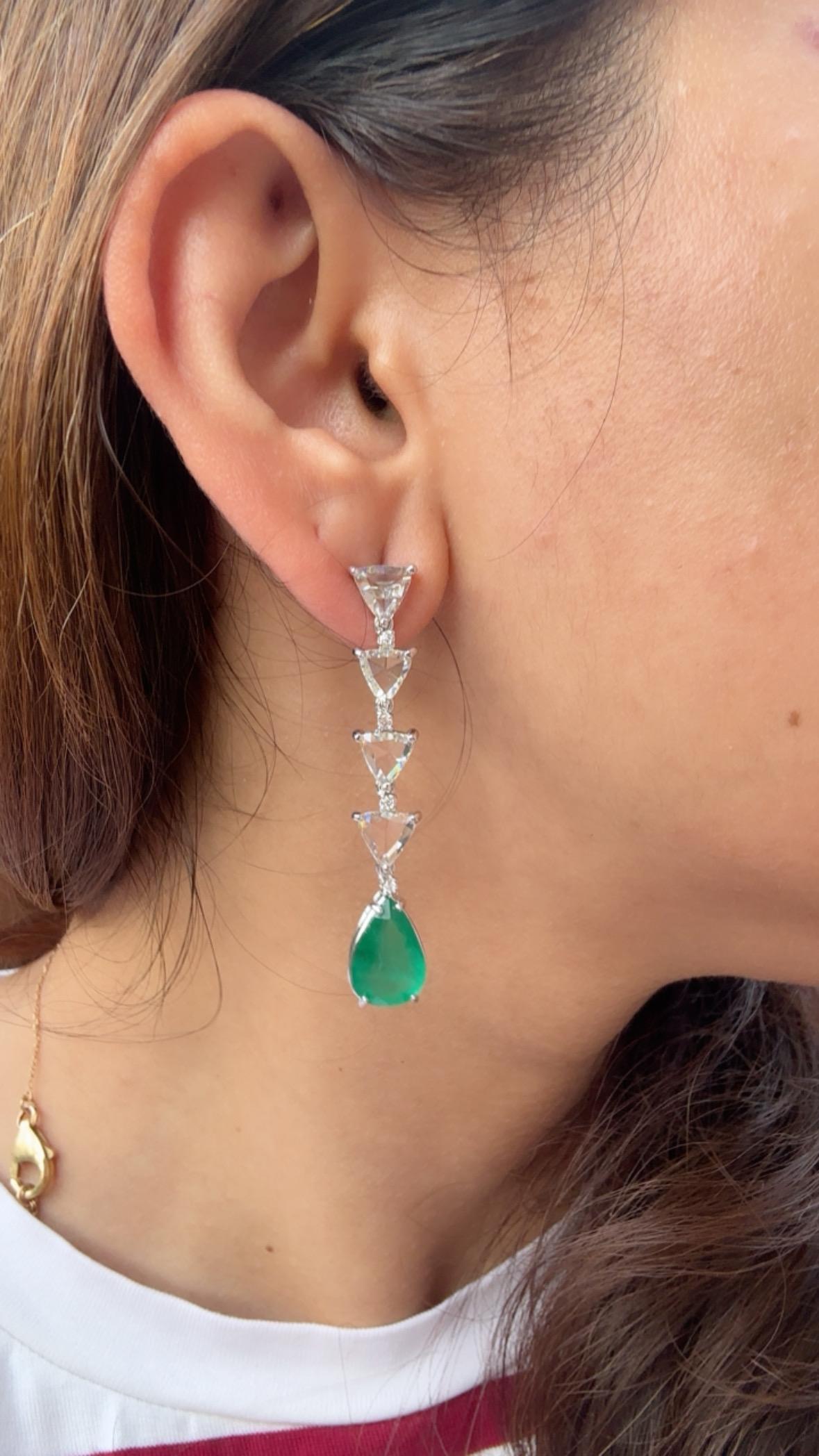 Boucle d'oreille pendante en or 18 carats, 7,04 carats, émeraudes de Zambie et diamants taillés en rose en vente 4