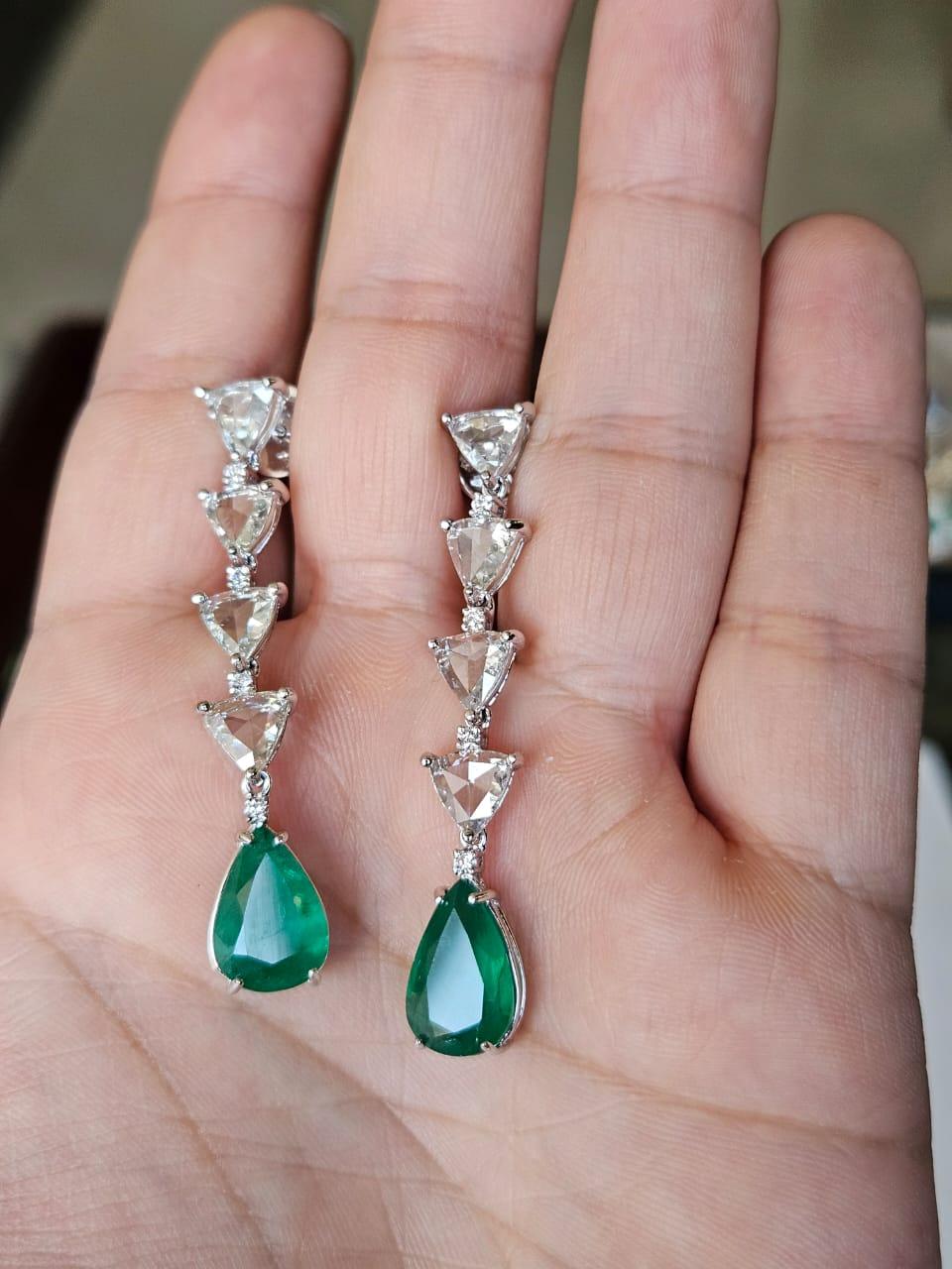 Magnifique paire de pendants d'oreilles en or blanc 18 carats et diamants naturels, de style moderne, en forme d'émeraude. Le poids des émeraudes est de 7,04 carats. Les émeraudes sont entièrement naturelles, sans aucun traitement, et sont d'origine