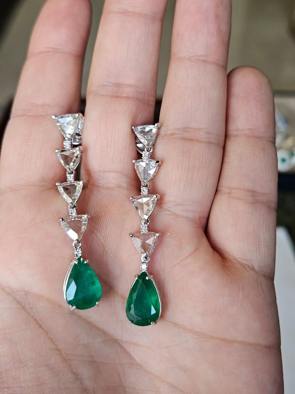 Moderne Boucle d'oreille pendante en or 18 carats, 7,04 carats, émeraudes de Zambie et diamants taillés en rose en vente