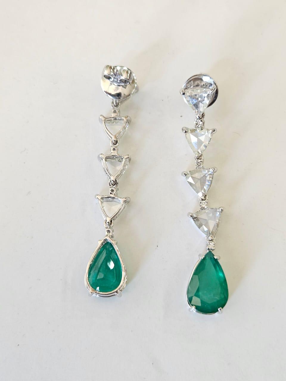 Taille rose Boucle d'oreille pendante en or 18 carats, 7,04 carats, émeraudes de Zambie et diamants taillés en rose en vente