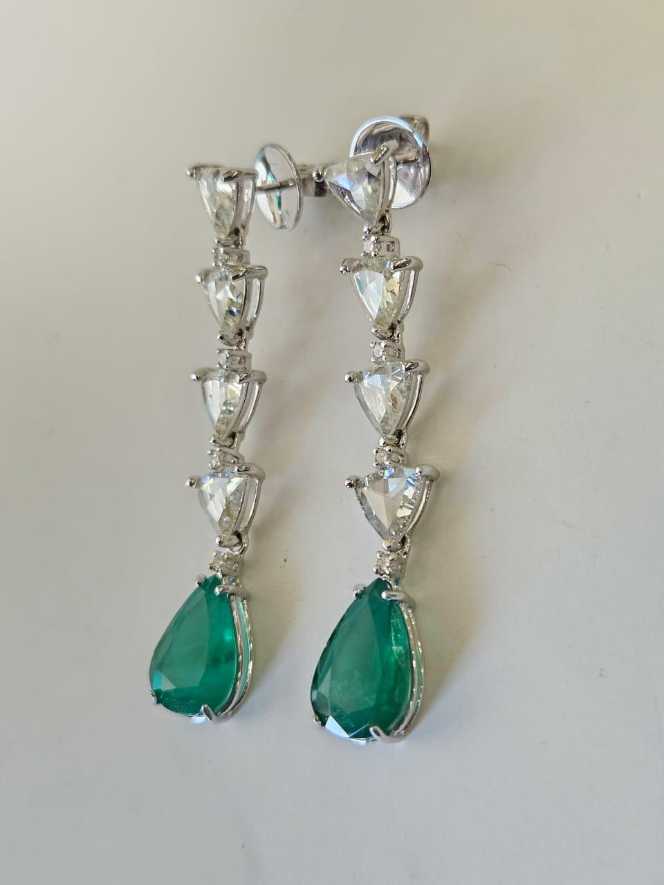 Boucle d'oreille pendante en or 18 carats, 7,04 carats, émeraudes de Zambie et diamants taillés en rose Neuf - En vente à Hong Kong, HK