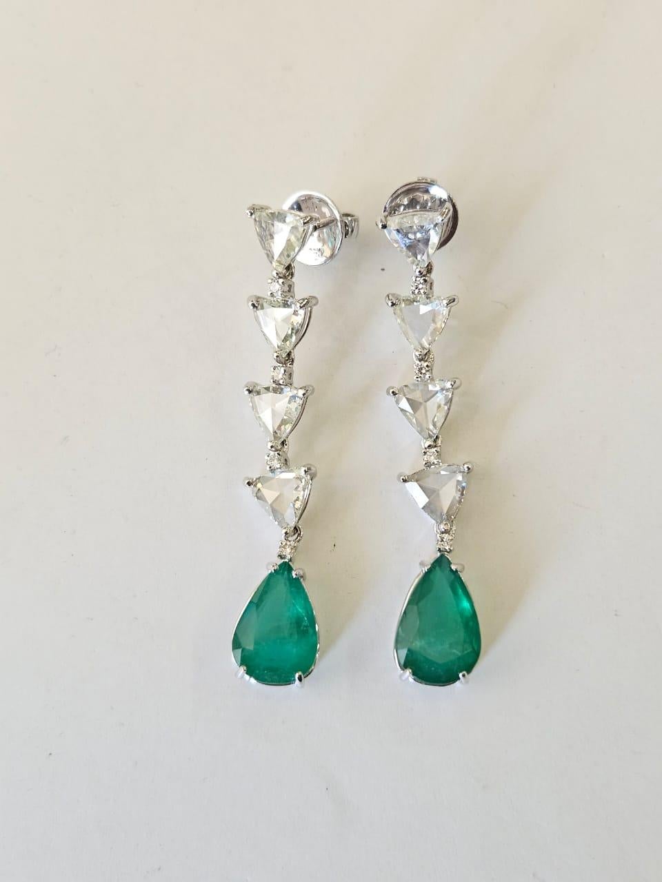 Boucle d'oreille pendante en or 18 carats, 7,04 carats, émeraudes de Zambie et diamants taillés en rose Unisexe en vente