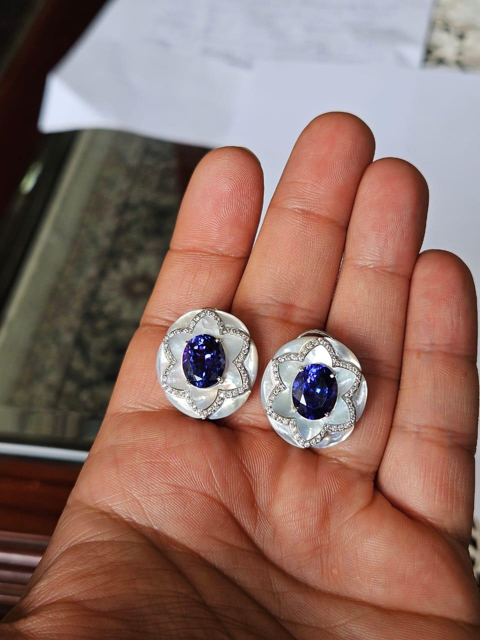 Magnifiques boucles d'oreilles de style moderne en or blanc 18 carats et diamants naturels, composées de tanzanites et de nacre. Le poids des ovales de tanzanite est de 7,16 carats. Le poids de la nacre est de 9,14 carats. Le poids des diamants est