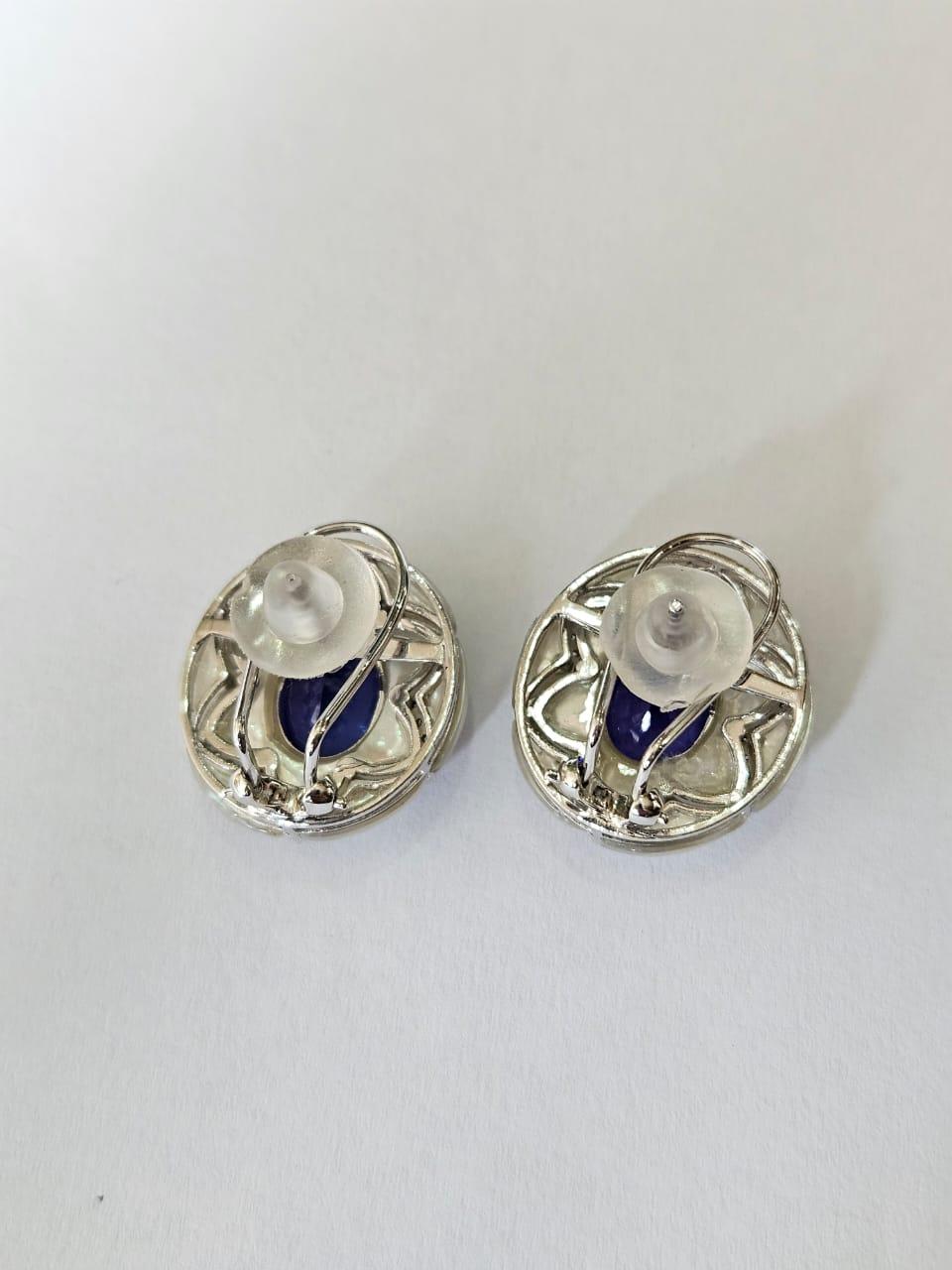 Moderne Boucles d'oreilles en or 18 carats, Tanzanites de 7,16 carats, nacre de perles et diamants en vente