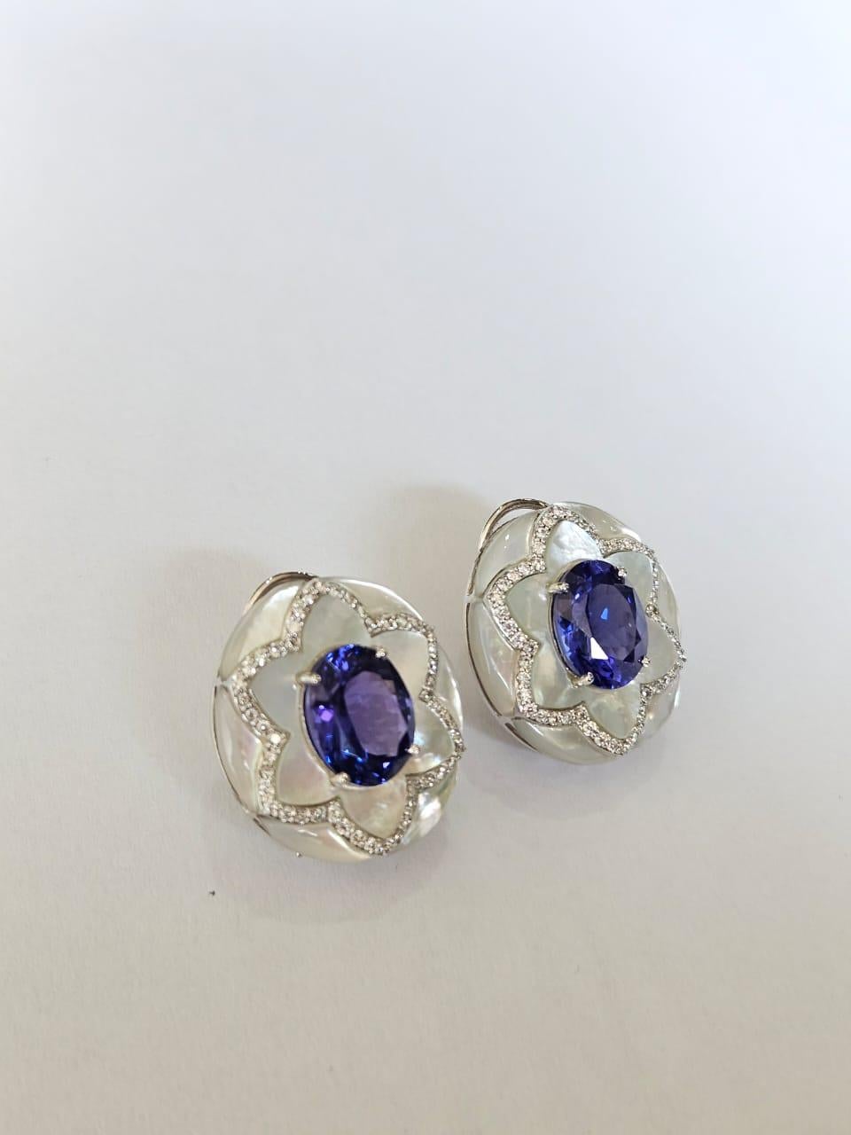 Taille ovale Boucles d'oreilles en or 18 carats, Tanzanites de 7,16 carats, nacre de perles et diamants en vente
