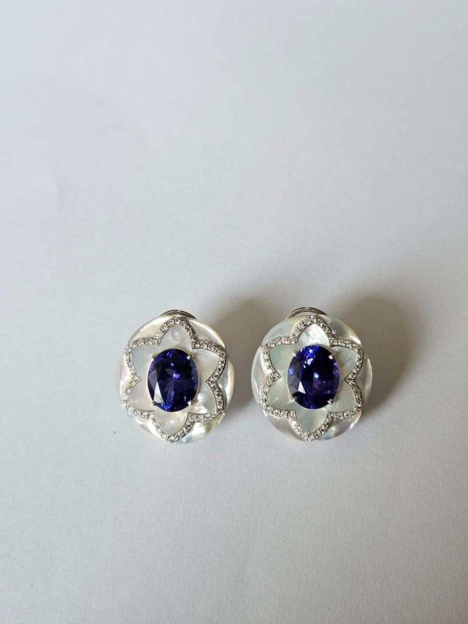 Boucles d'oreilles en or 18 carats, Tanzanites de 7,16 carats, nacre de perles et diamants Neuf - En vente à Hong Kong, HK
