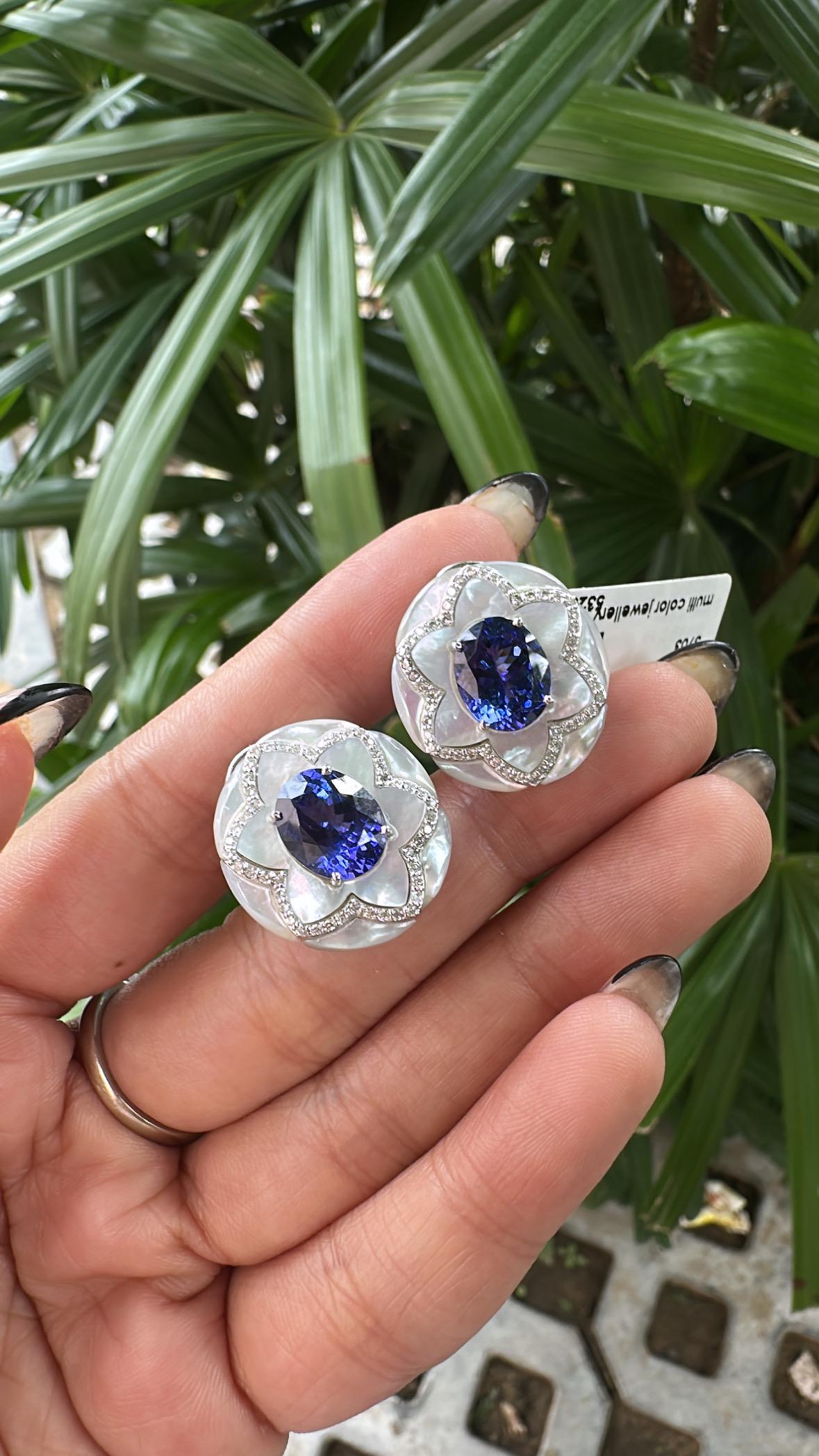 Boucles d'oreilles en or 18 carats, Tanzanites de 7,16 carats, nacre de perles et diamants Unisexe en vente