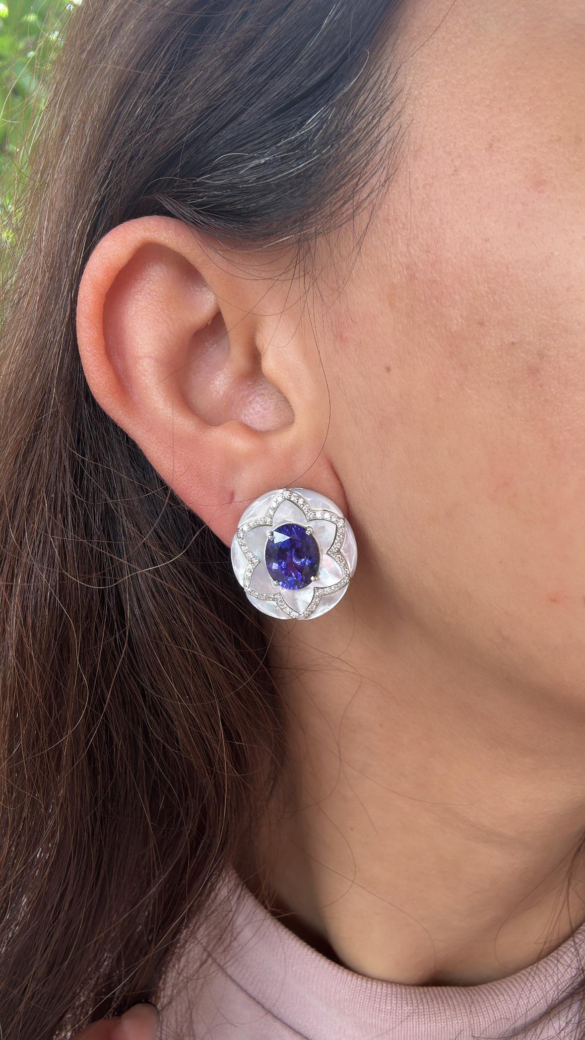 Boucles d'oreilles en or 18 carats, Tanzanites de 7,16 carats, nacre de perles et diamants en vente 1