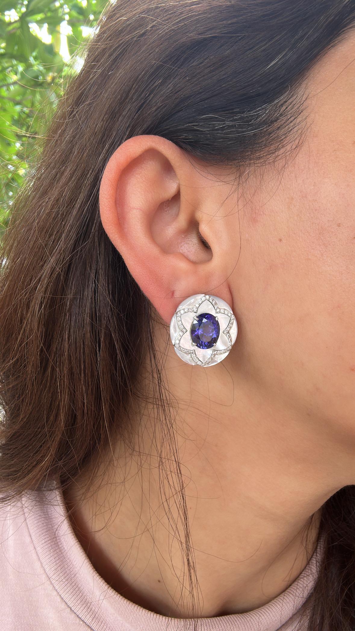 Boucles d'oreilles en or 18 carats, Tanzanites de 7,16 carats, nacre de perles et diamants en vente 2